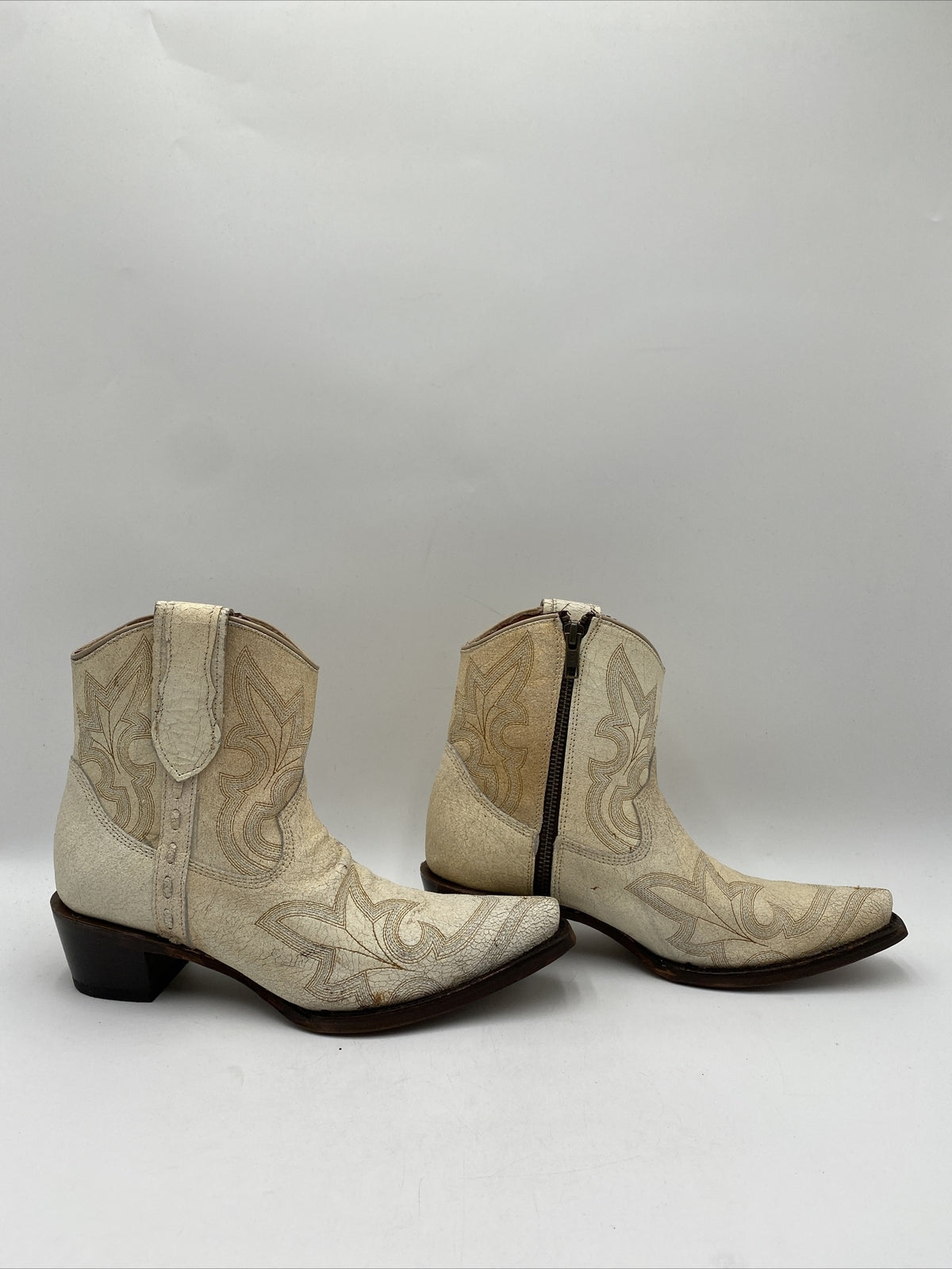 Circle G Women's Pearl Embroidered Ankle Bootie White Size 8M
